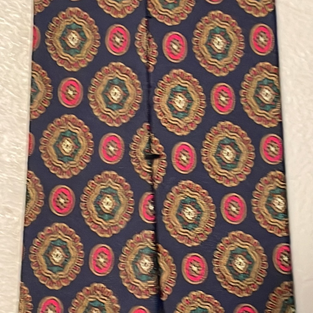 Yves Saint Laurent medallion Foulard 100% silk made in Canada - Picture 5 of 9